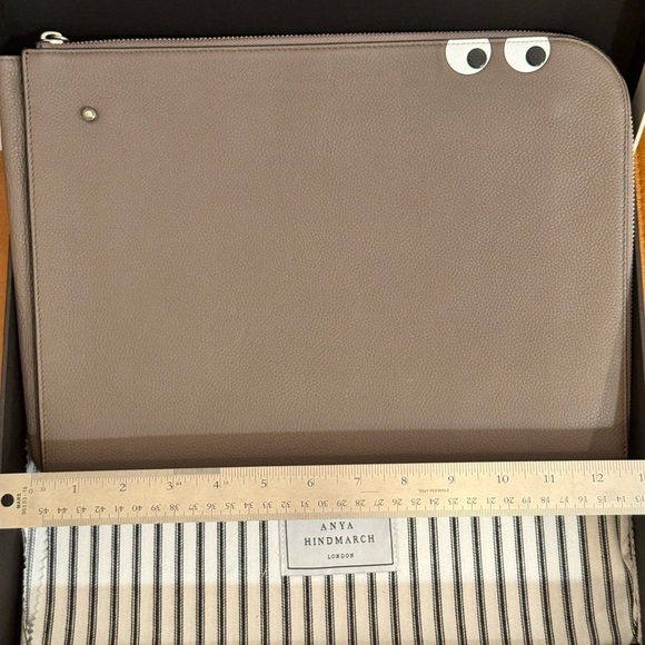 ANYA HINDMARCH
Eyes Document Case / clutch EUC - Picture 11 of 15